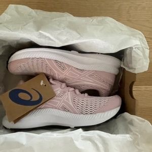 Asics kids tennis shoes barely rose/white Size 2.5 US